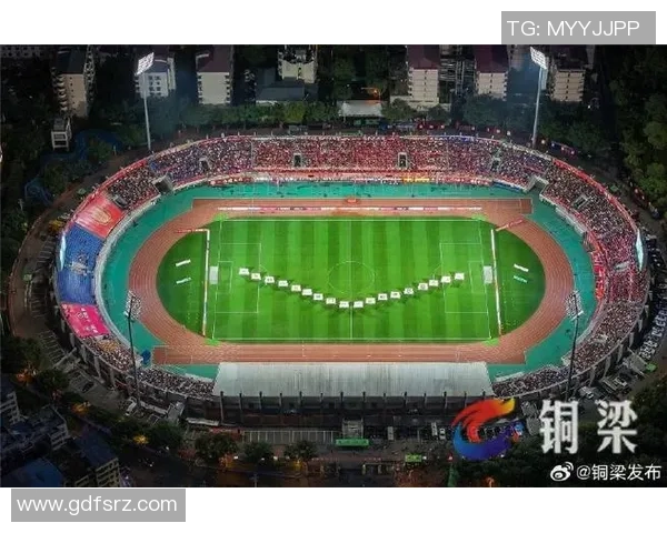 重庆足球热潮来袭青少年踢球热情高涨助力城市体育发展